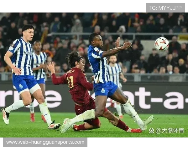 穆里尼奥看台观战罗马,赛后与迪巴拉拥抱交谈