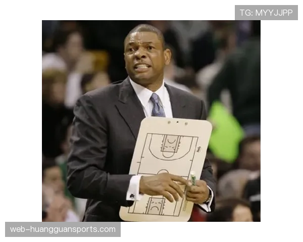 战术板:解析凯尔特人三月频繁使用的“Horns Stagger”发起式及其防守应对。 战术板:解析凯尔特人三月频繁使用的“Horns Stagger”发起式及其防守应对。